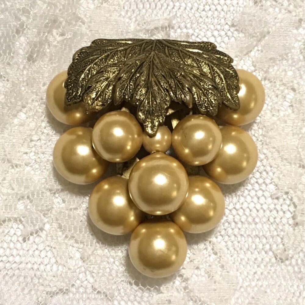 Vintage Grape Cluster Fruit Dress Clip, Faux Pearls Golden Tones, Sash Belt Clip